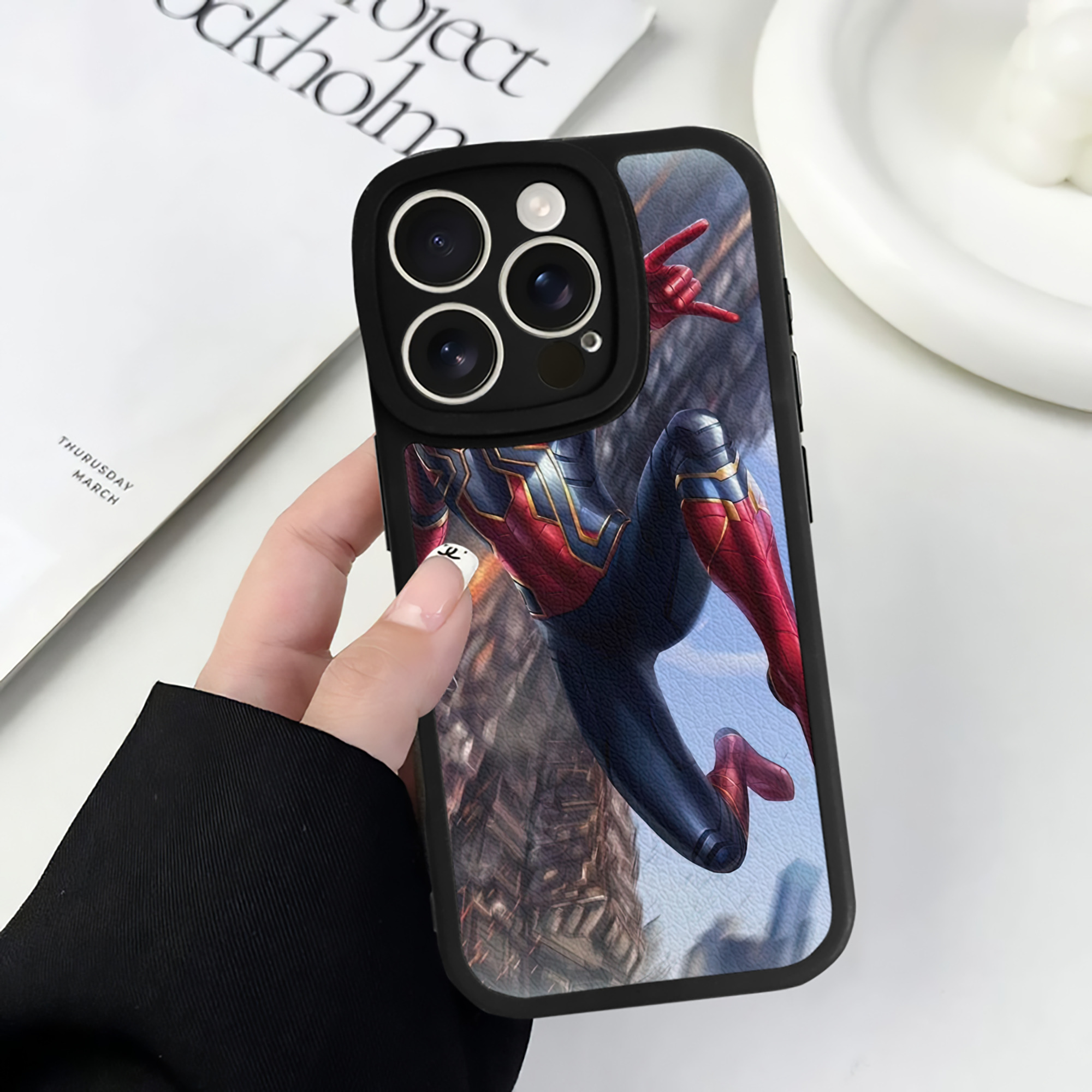 （画像用） Spider Man スパイダーマン 【iPhone 16シリーズ対応】シリコンスマホケース（レザー調） 材質：シリコン